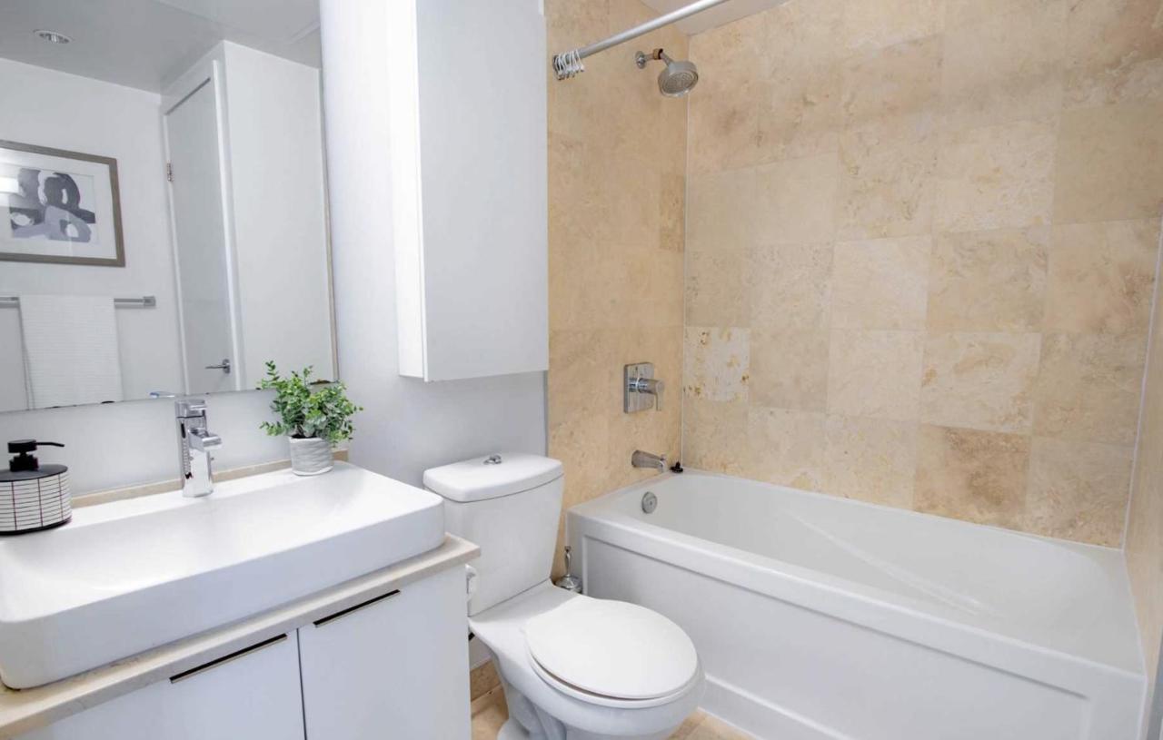 Central Condo In The Heart Of Toronto Exterior photo
